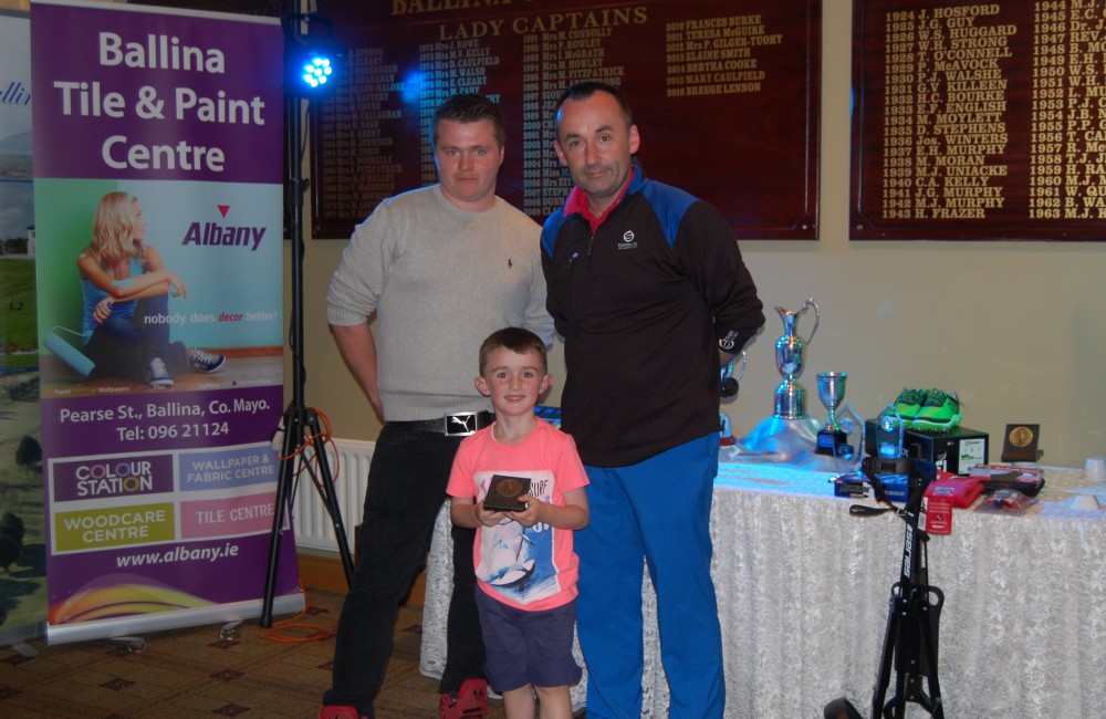 Photo 3 – Ben Scully Snag 5H Comp Winner Caption: Ben Scully winner of the Albany Open, Junior Snag 5 Hole Competition on Saturday 13th August 2016. With John Slater, Host and Sponsor, Albany Ballina Tile & Paint and Richard Doherty, Junior Convenor, Ballina Junior Golf Programme.