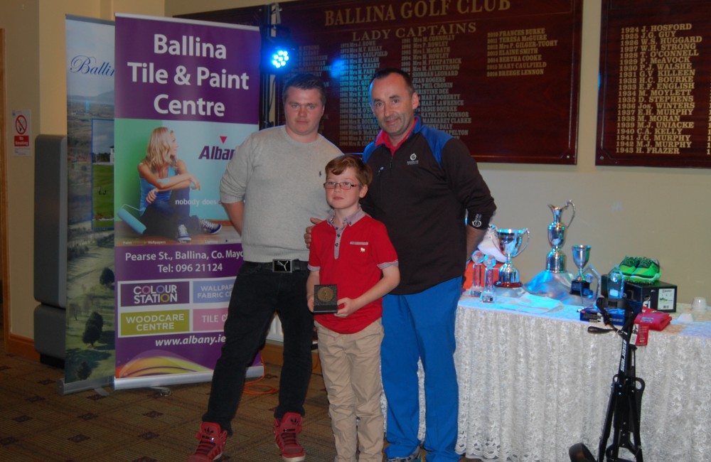 Photo 3 – James Fox Novice 5H Comp Winner Caption: James Fox winner of the Albany Open, Junior Novice 5 Hole Competition on Saturday 13th August 2016. With John Slater, Host and Sponsor, Albany Ballina Tile & Paint and Richard Doherty, Junior Convenor, Ballina Junior Golf Programme. 